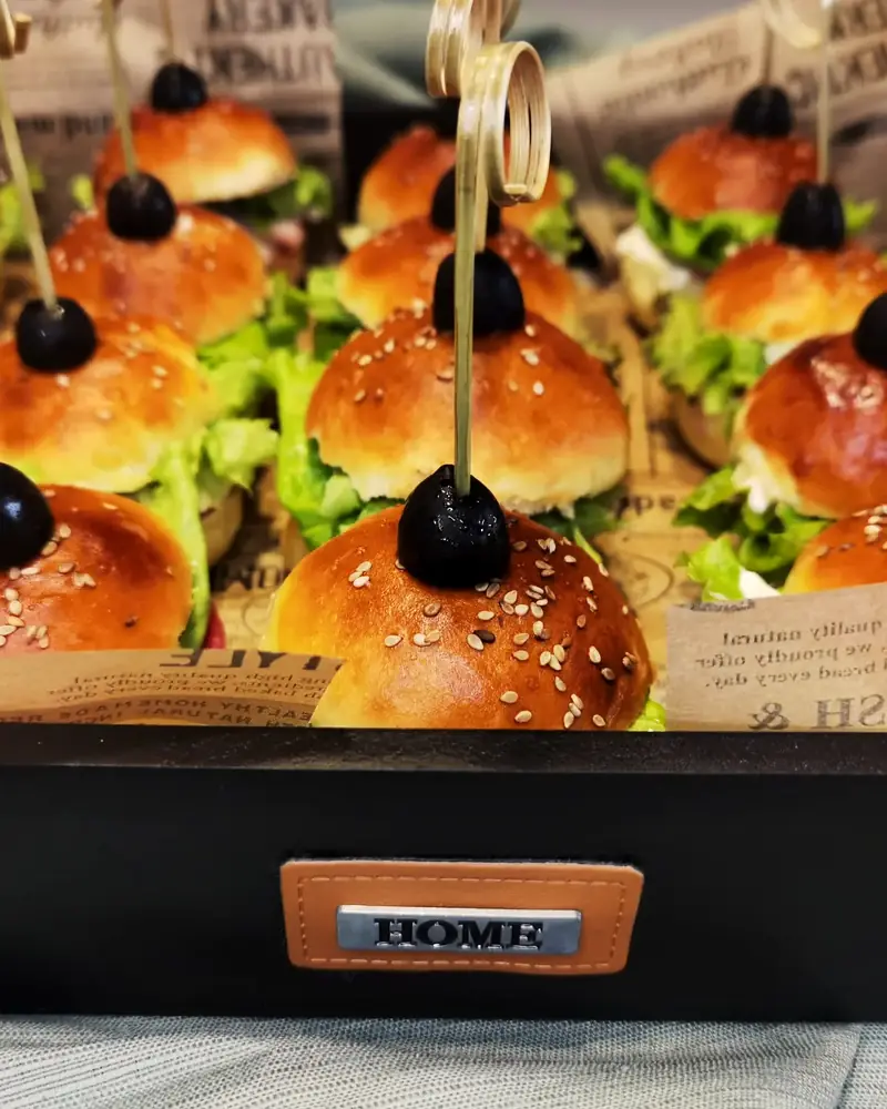 Mini burgeri sa maslinom na štapiću