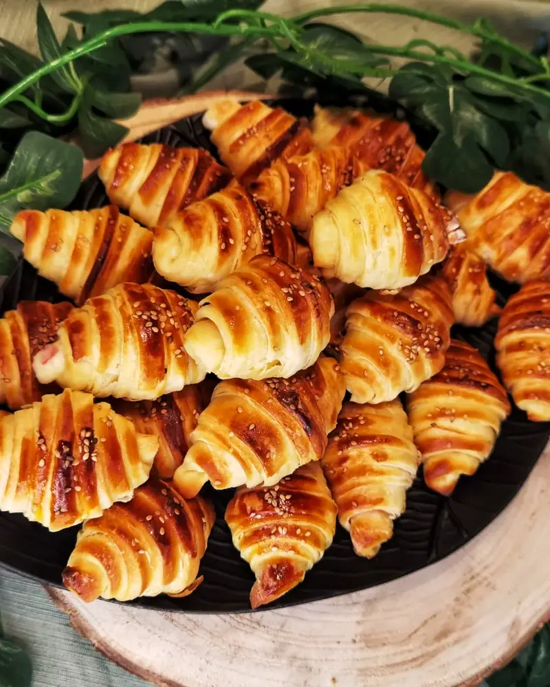 Domaći kroasani na drvenoj dasci