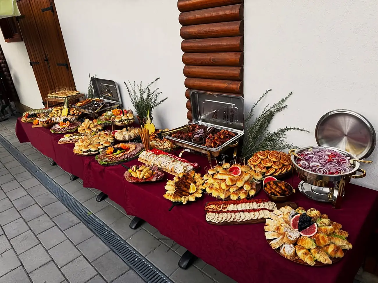 Voilà švedski sto na bordo stolnjaku: plate, peciva, roštilj u rešoima