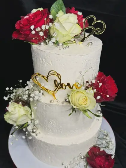 Bela torta na dva sprata sa ružama