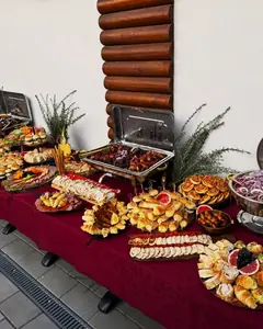 Švedski sto Voilà Premium Catering sa pecivima, plataom i grožđem