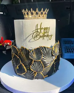 Crno-zlatna rođendanska torta sa krunom