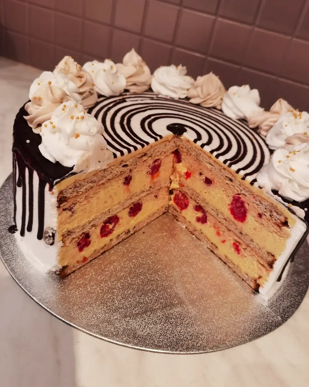 Presek torte: biskvit sa malinama i šlagom
