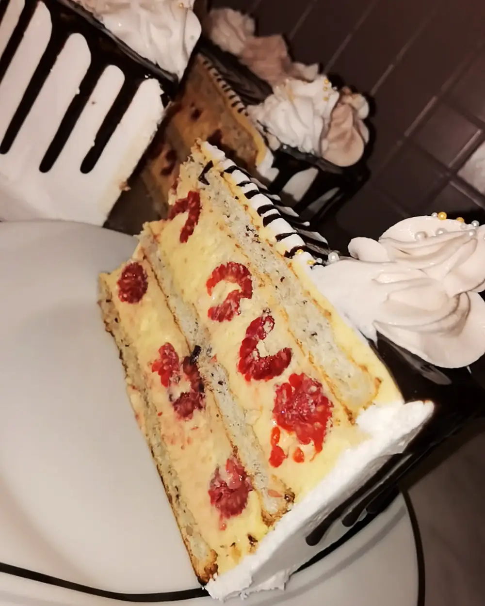 Parče torte sa malinama na tanjiru