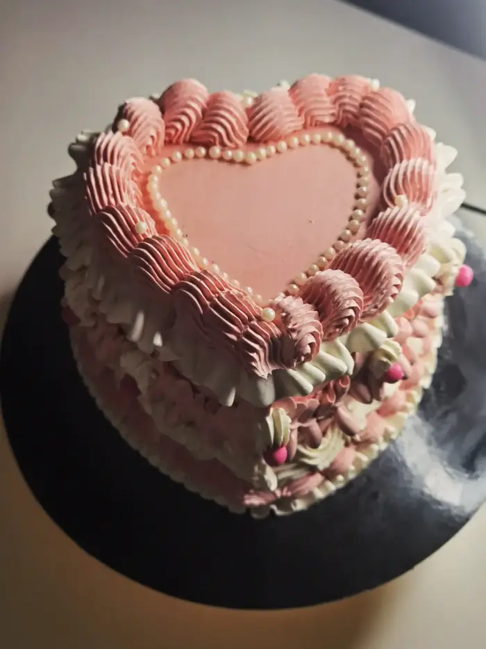 Torta Vintage srce: Roze volani i perle