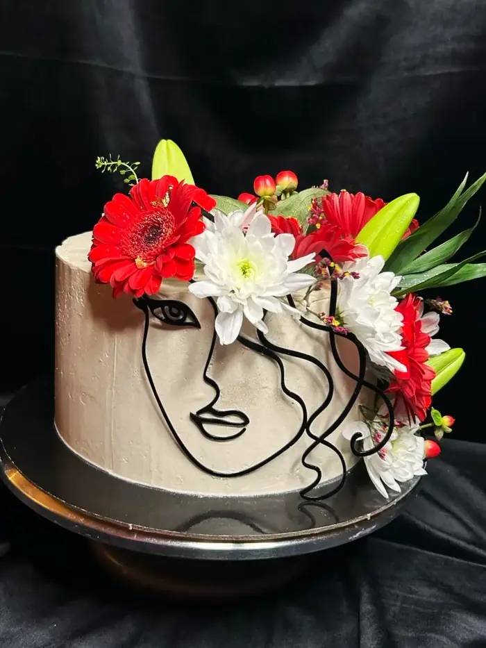 Torta Cvetna: Linija lica i sveže cveće