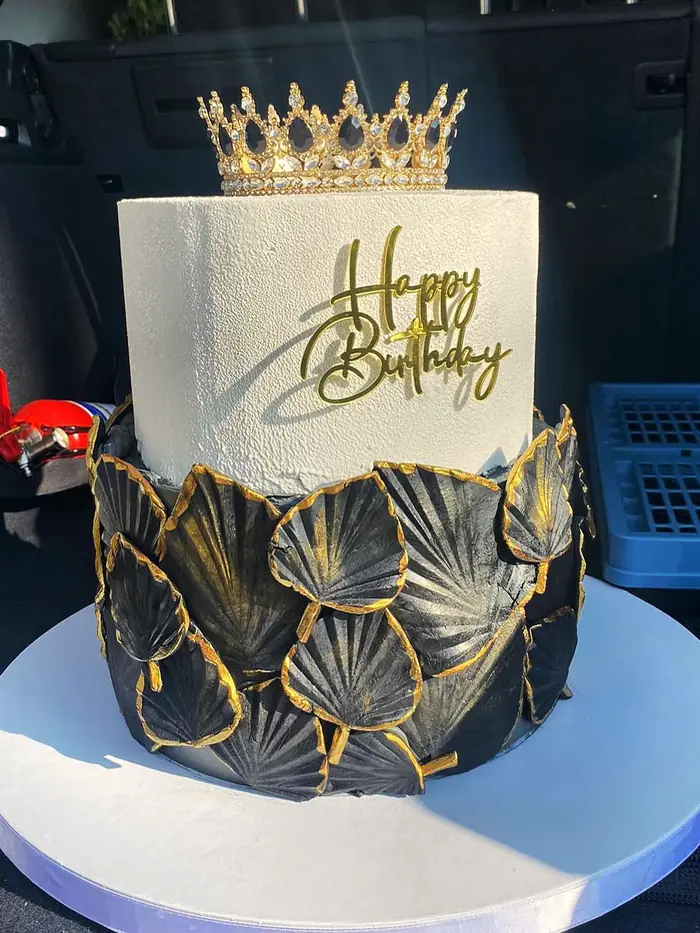 Torta Crno-zlatna: Happy Birthday sa krunom